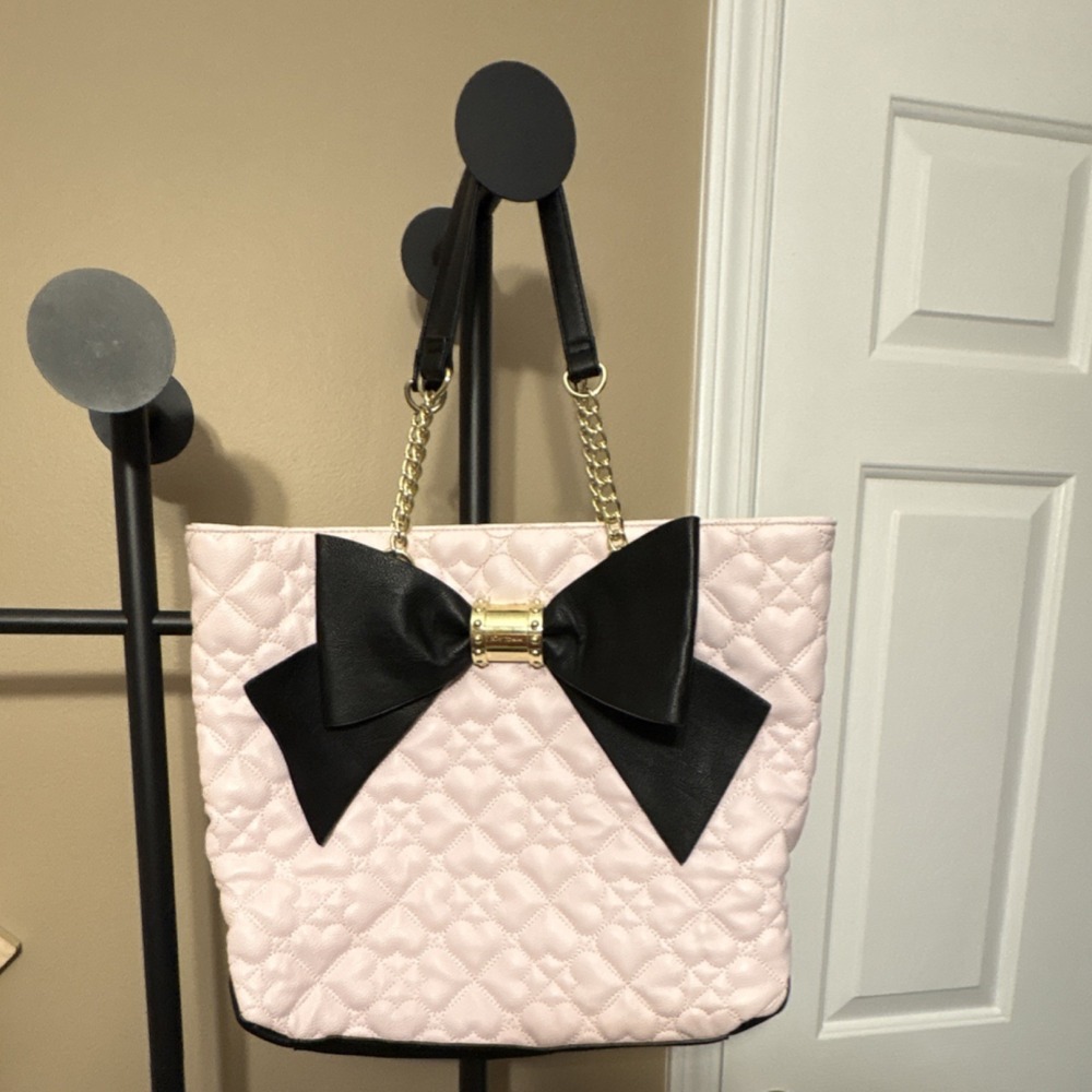 Betsey Johnson Pink Quilted Tote Black Bow Gold Hardware‎ Inner Pockets Women